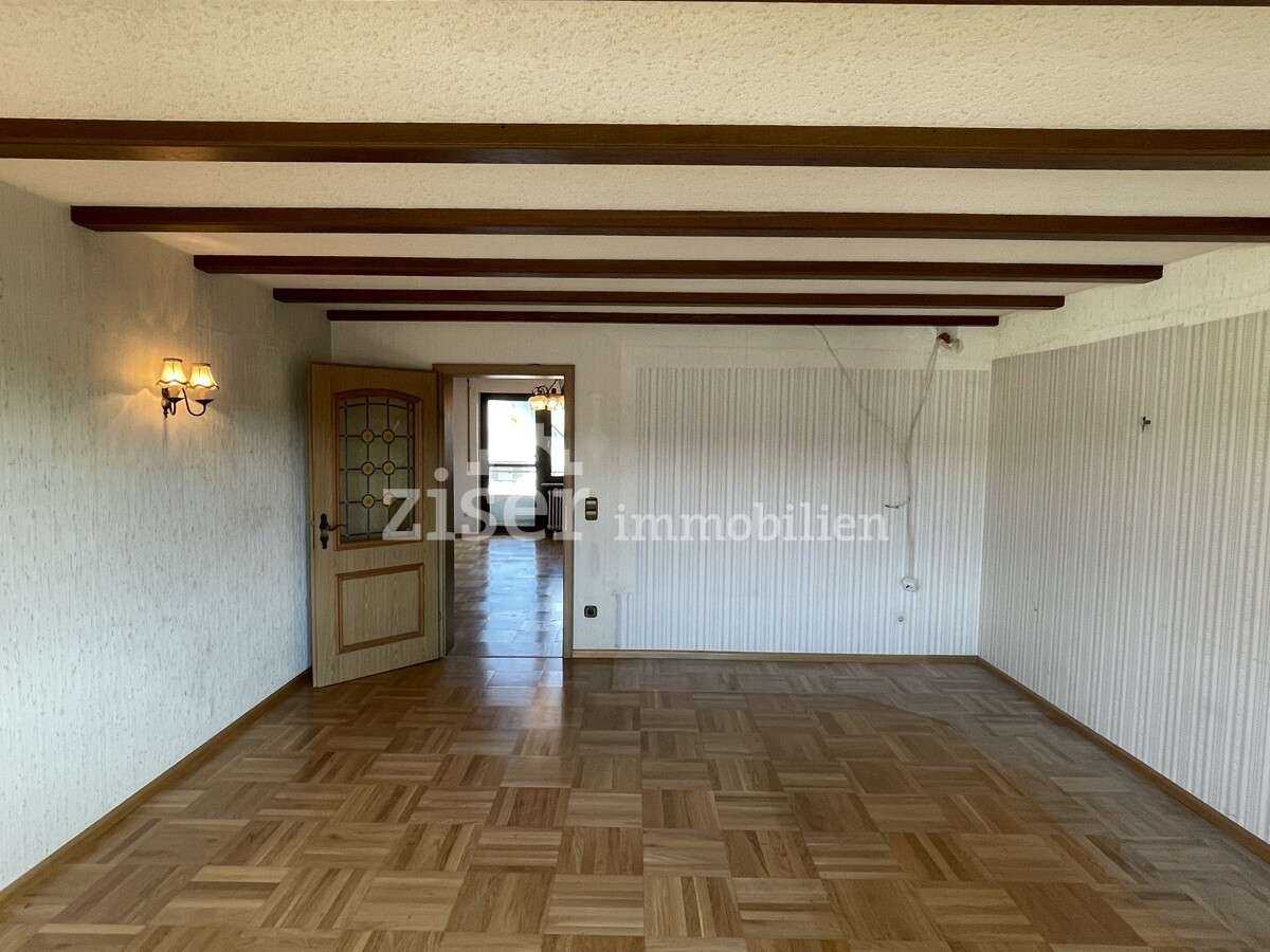 Attraktive, bezugsfreie 4-Zimmer-Wohnung im Obergeschoss!